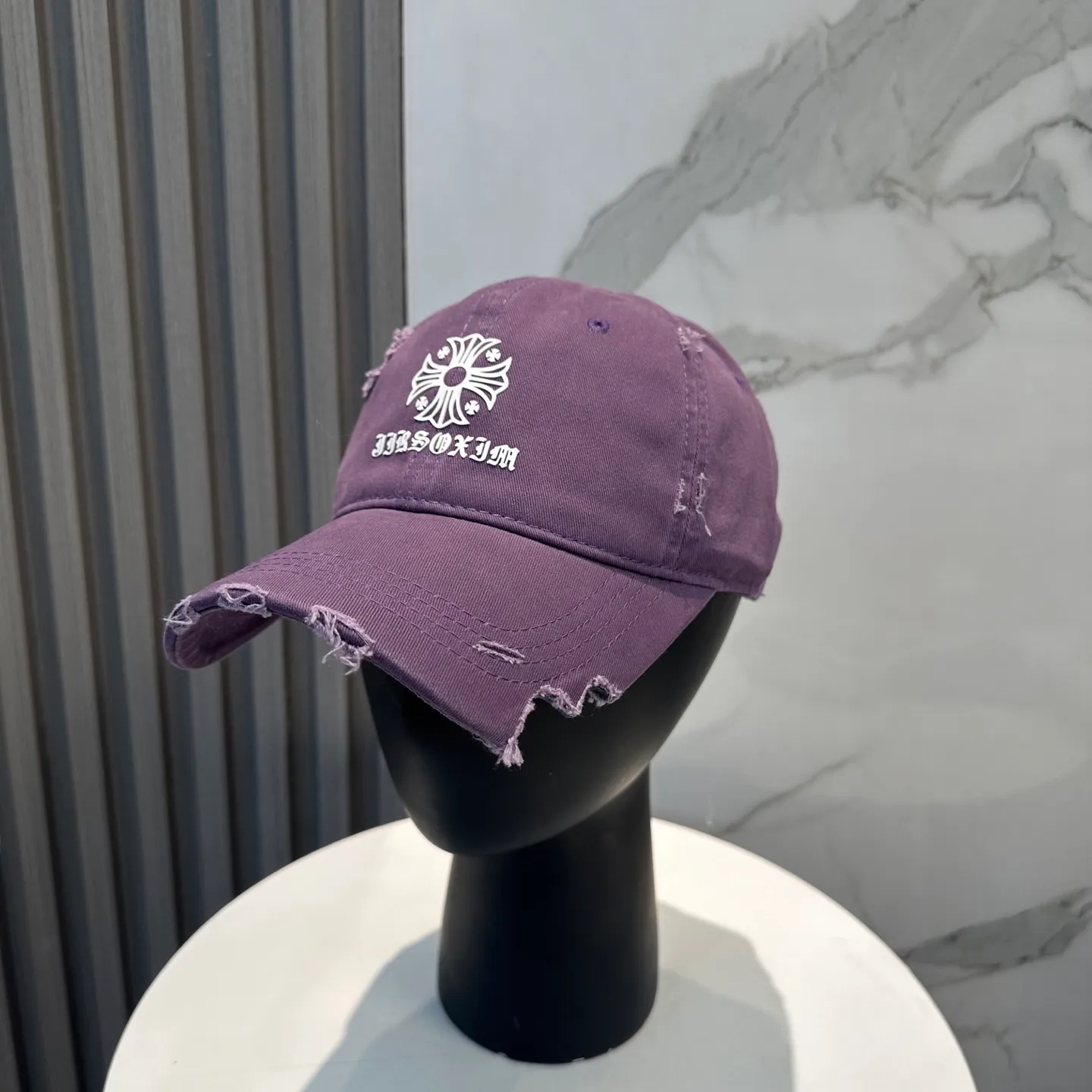 P70 Crow Heart 🆕🆕25 new baseball cap, stylish and classic cross logo, casual with a cool feeling, unisex style, same style for men and women! Very easy to match! Head circumference: 56-58cm is available